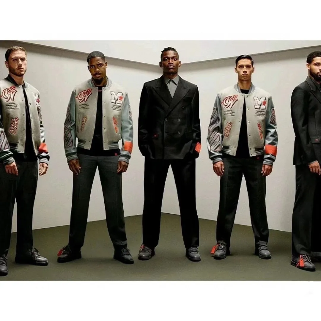 ♻️💯Reference model picture for the upper body❤️Top tested version off white New AC Milan co-branded heavy-duty embroidered rhinestone baseball jacket. Many NBA stars wear it. It is a sincere heavy-duty baseball uniform. This baseball jacket uses a leather sleeve splicing design. The main body fabric is made of 80% wool and 20% polyester blended fabric. The single piece is thick and the upper body texture is very good. The inner layer is very soft and customized with cupro silk lining. The upper body is soft and skin-friendly, and the middle layer is quilted. The wavy stitching ensures no cotton leakage. The embroidery part has an embroidery on the front and back. It is made with imported Tajima embroidery machine and towel embroidery process. It seems simple but the process is very complicated. This towel embroidery is not formed in one piece, but is divided into three parts: the bottom, middle and upper part. The bottom is black and the top is black. The pattern is sewn using towel embroidery technology. The middle layer is embroidered with white yarn to outline the shape and then sewn on the bottom. The layering is obvious. Each part needs to be made separately and sewn together. It is different from the one-piece version on the market! Accessories: First, placket snaps, heavy-duty metal snaps, separate mold opening and customization, mold opening fee 8K. Accessory materials, snap buttons, and zippers all need to be molded and customized. The overall shape adopts a pure American retro wide sleeve shape, which fully demonstrates the loose shoulder effect. The fabric is selected from heavy woolen to show a wide and stylish wearing posture. The interior uses thick quilted cotton as the liner. The entire jacket has a thicker texture and is cold-proof, warm and stylish. Gray, size: S M L XL P:700